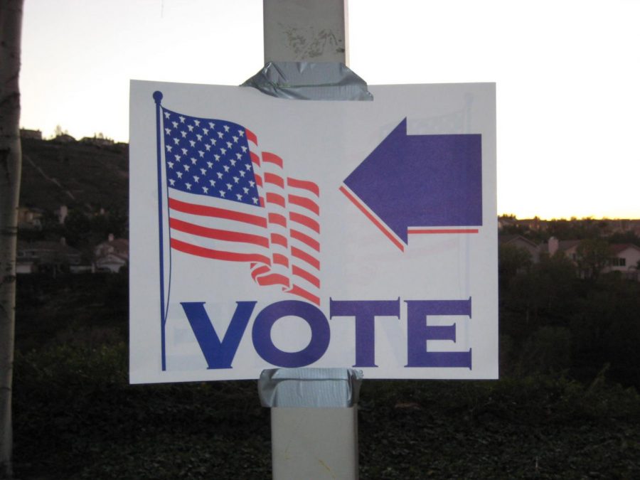 A vote sign pointing the direction to the voting booth 