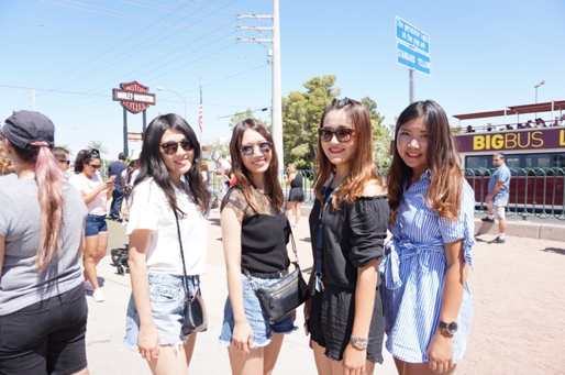 hot Vegas tourists