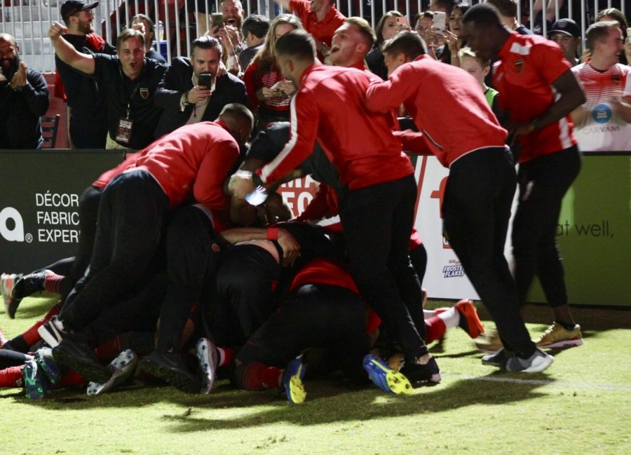 Rising+players+celebrate+after+Didier+Drogbas+Western+Conference+Final+clinching+goal