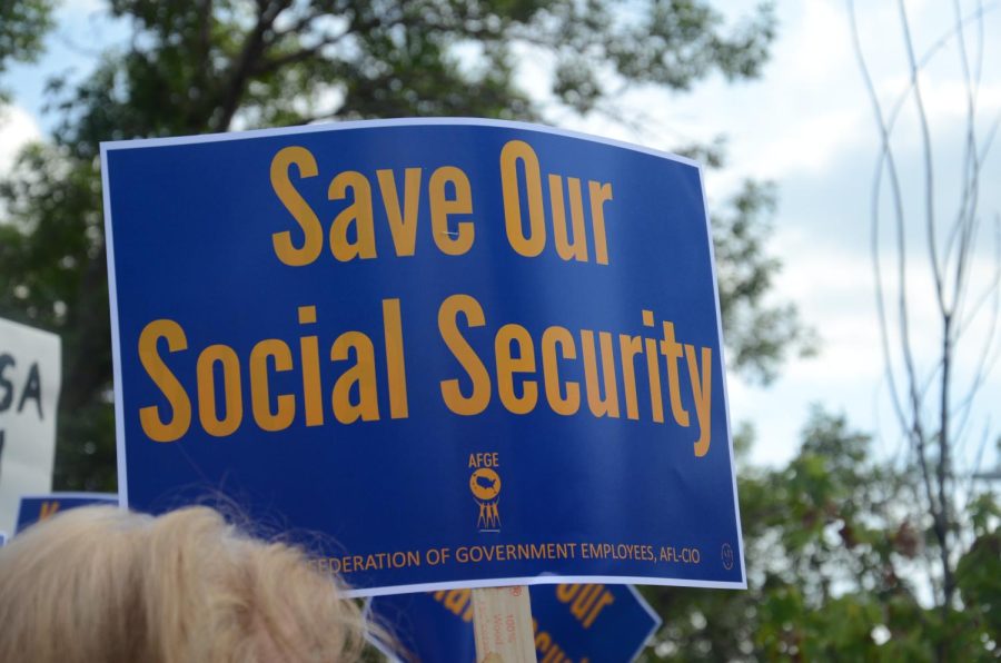 Activists from AFGE in Minneapolis protest when cuts to Social Security threatened closure of SS services and field offices across the state. (Flickr) 2014
